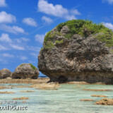 ビーチに点在する津波石-東平安名ビーチ