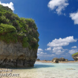 ビーチに点在する巨岩-東平安名ビーチ