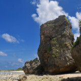 ビーチの巨岩-東平安名ビーチ
