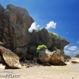 折り重なる巨岩と砂浜-東平安名ビーチ