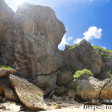 崖下に積み重なる巨岩-東平安名ビーチ