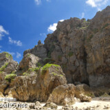 そそり立つ断崖と巨岩-東平安名ビーチ