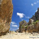 崖下に積み重なる巨岩-東平安名ビーチ