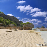 砂浜にできた波紋と点在する巨岩-東平安名ビーチ