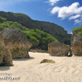 断崖下の巨岩と砂浜-東平安名ビーチ