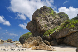 崖下に積み重なる巨岩-東平安名ビーチ