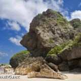 崖下に積み重なる巨岩-東平安名ビーチ