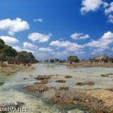 海上に顔を出した珊瑚礁と巨岩-東平安名ビーチ