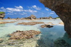 海上に顔を出した珊瑚礁-東平安名ビーチ