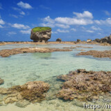 海上に顔を出した珊瑚礁と津波石-東平安名ビーチ