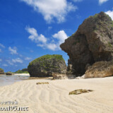 砂浜にできた波紋と積み重なる巨岩-東平安名ビーチ