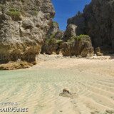 巨岩が点在する崖下の砂浜-東平安名ビーチ