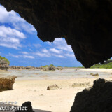 洞窟から見る大潮のビーチ-東平安名ビーチ