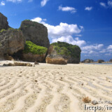 大潮の砂浜にできた波紋と巨岩-東平安名ビーチ