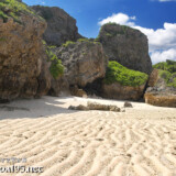 砂浜の波紋と積み重なる巨岩-東平安名ビーチ