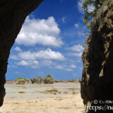 洞窟から見る大潮のビーチ-東平安名ビーチ