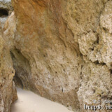 ビーチの洞窟-東平安名ビーチ