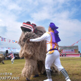 暴れる獅子をなだめる獅子使い-久松獅子舞