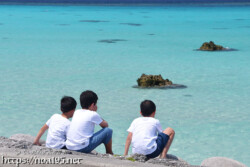 透き通った青い海に見惚れる少年たち-下地島17END