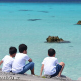 透き通った青い海に見惚れる少年たち-下地島17END