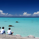 透き通った青い海に見惚れる少年たち-下地島17END