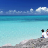 透き通った青い海に見惚れる少年たち-下地島17END