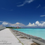 道の横に広がる青い海-下地島17END