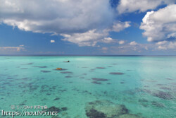 透き通った青い海に浮かぶ雲-下地島17END