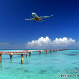 青い海にのびた進入灯と着陸する飛行機-下地島17END