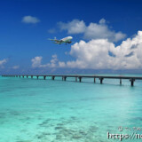 青い海にのびた進入灯と着陸する飛行機-下地島17END