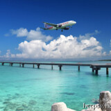 青い海にのびた進入灯と着陸する飛行機-下地島17END