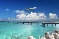 青い海にのびた進入灯と着陸する飛行機-下地島17END