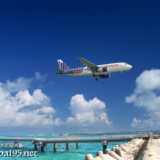 着陸する飛行機と青い海-下地島17END