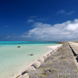 道の先に見えるビーチと進入灯-下地島17END