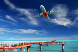 青い海にのびた進入灯と着陸する飛行機-下地島17END