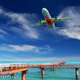 青い海にのびた進入灯と着陸する飛行機-下地島17END