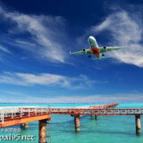 青い海にのびた進入灯と着陸する飛行機-下地島17END