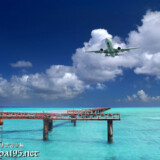 青い海にのびた進入灯と着陸する飛行機-下地島17END