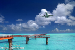 青い海にのびた進入灯と着陸する飛行機-下地島17END