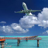 青い海にのびた進入灯と着陸する飛行機-下地島17END