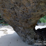 ビーチにある穴の開いた奇岩-トゥイヤーヌヒダ