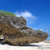 ビーチにある穴の開いた奇岩-トゥイヤーヌヒダ