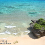 小さな浜に打ち寄せる波-マサカダツ