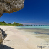 奇岩越しに見るビーチと池間大橋