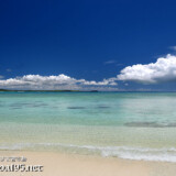 静かに寄せる波と海面に映る雲-トゥイヤーヌヒダ