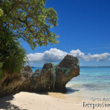 ビーチ東端の岩陰-トゥイヤーヌヒダ