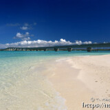 ビーチに打ち寄せる波と池間大橋-オハマ