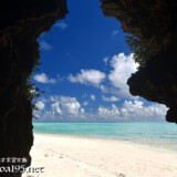 洞窟から見るビーチ-マサカダツ