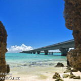 岩陰から見る池間大橋-マサカダツ