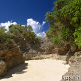 円形に切り取られたビーチ-マサカダツ